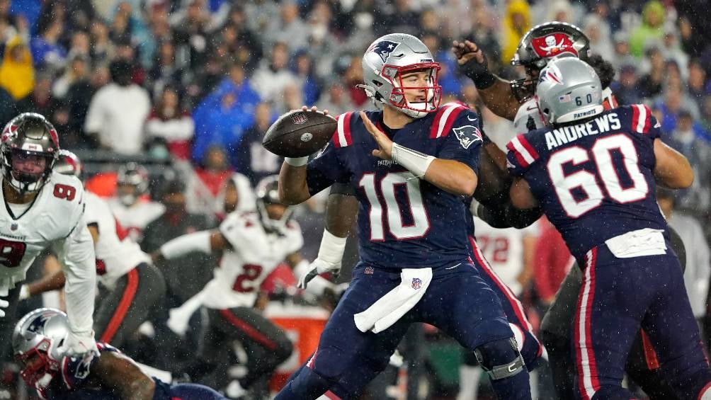 Mac Jones y la ofensiva de los Patriots