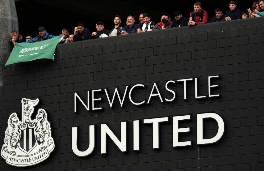 Aficionados del Newcastle celebrando la venta de su equipo