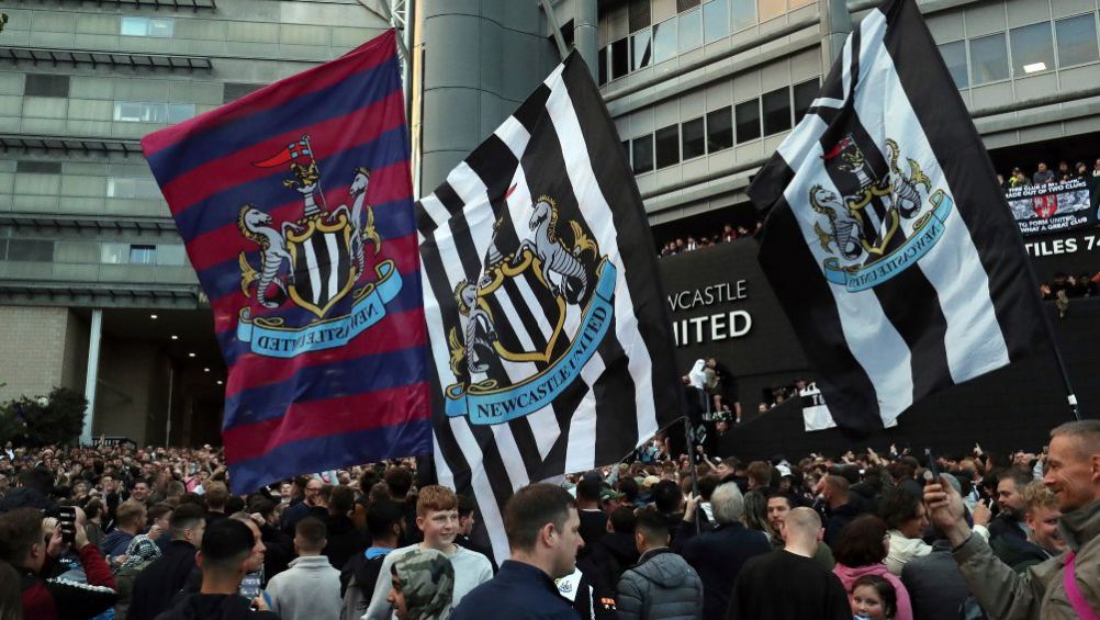 Aficionados del Newcastle celebrando la venta de su equipo