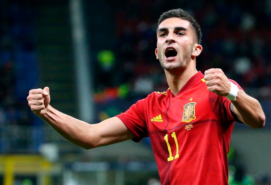 Ferran Torres celebrando un gol con España