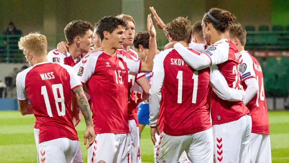 Jugadores daneses celebrando un gol vs Moldavia