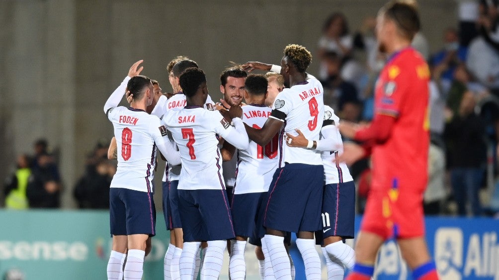 Jugadores de Inglaterra celebran anotación frente a Andorra