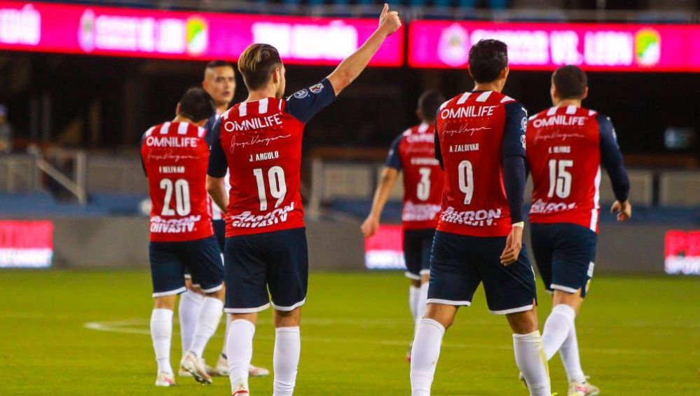 Jugadores de Chivas en festejo 