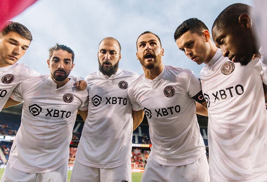 Rodolfo Pizarro con sus compañeros previo al juego ante el NYRB