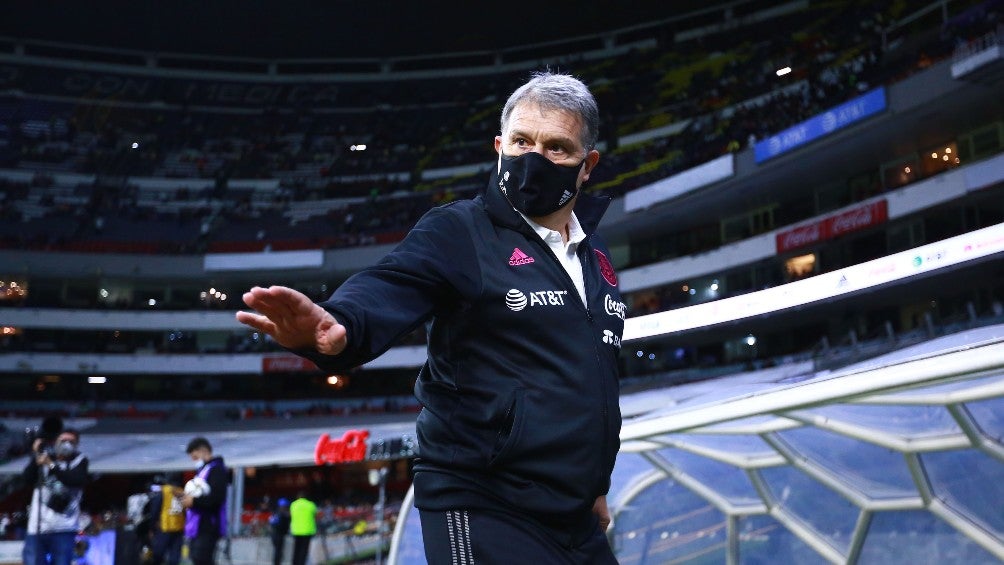 Gerardo Martino durante un partido con México