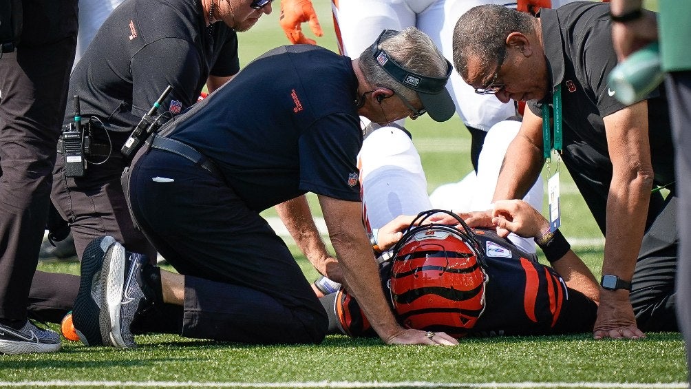 NFL: QB de Cincinnati salió del hospital, tras ingreso por contusión en la garganta