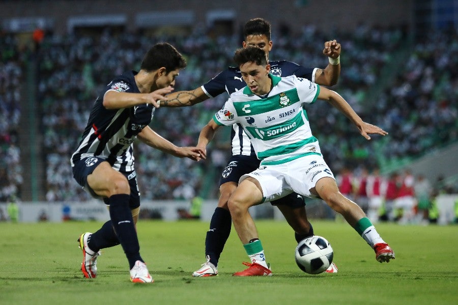 Jordan Carrillo durante un partido con Santos