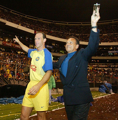 Padre e hijo tras un partido de homenaje 