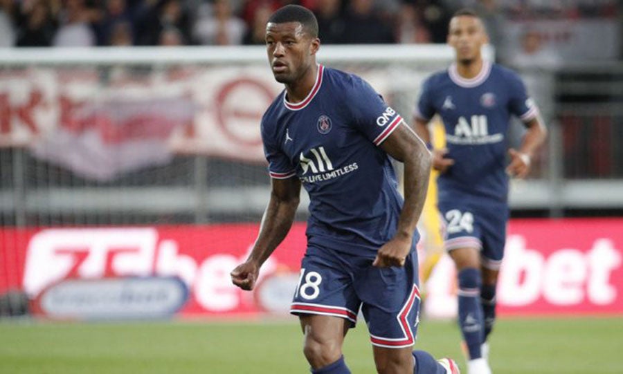 Wijnaldum en juego con el PSG