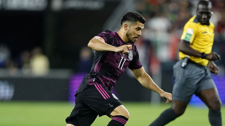 Henry Martín en un partido con el Tri