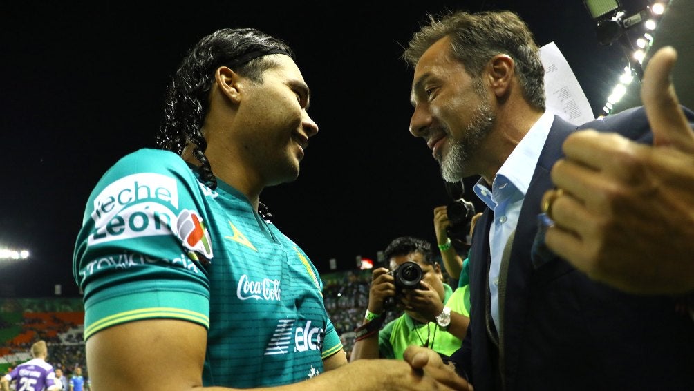 Gullit Peña y Gustavo Matosas en saludo