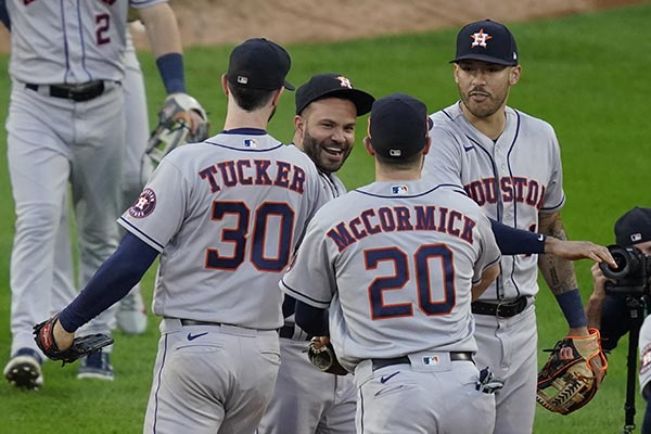 Jugadores de los Astros festejan la victoria