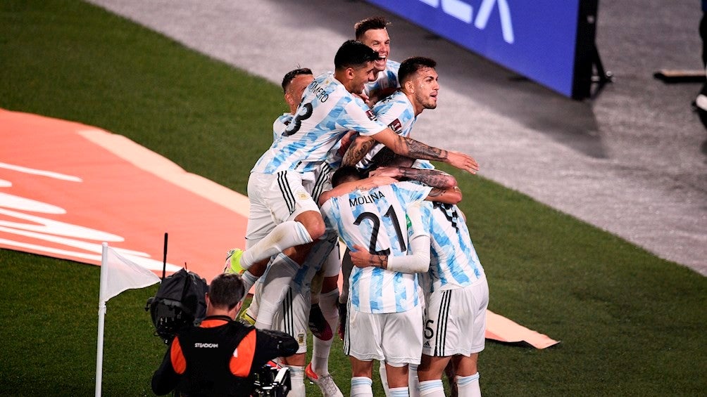 Jugadores argentinos celebran un gol 