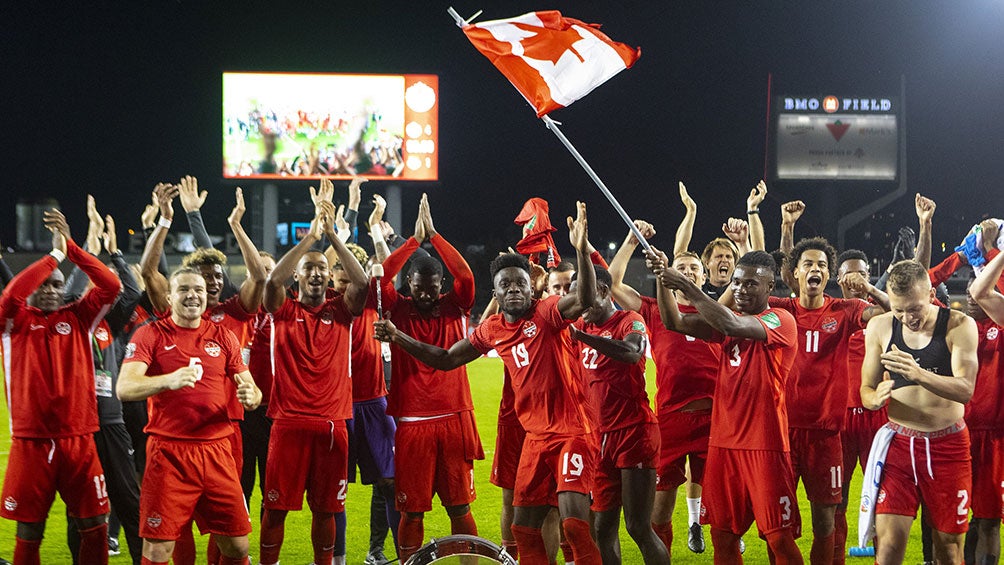 Jugadores de Canadá festejan el triunfo ante Panamá