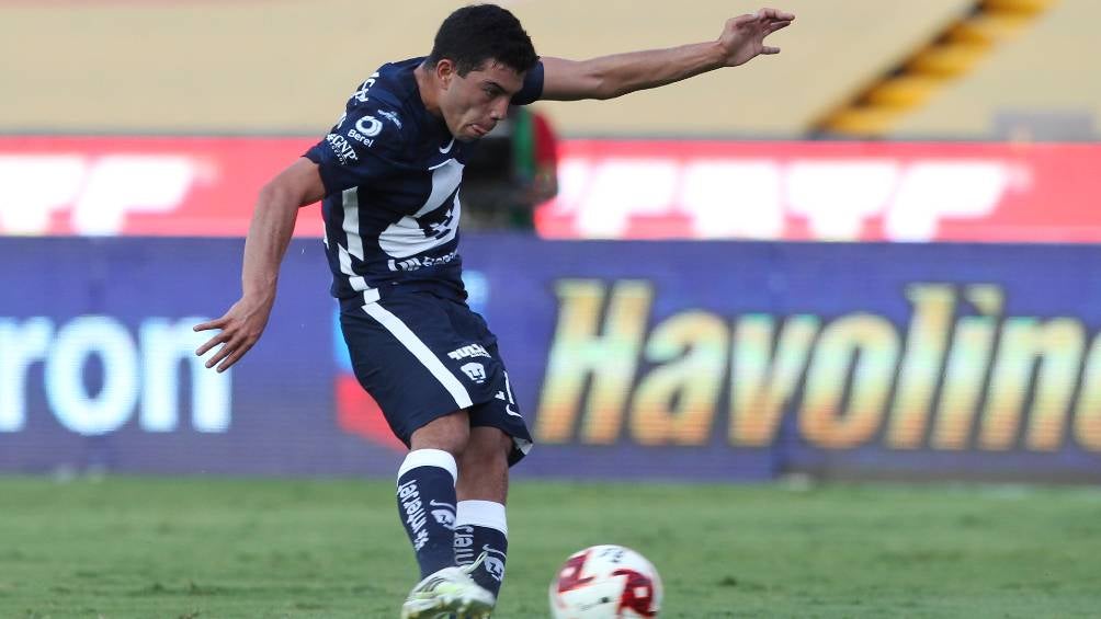 Erik Lira en un partido con los Pumas