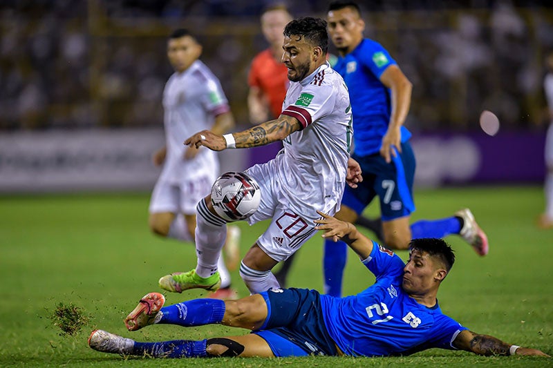 Alexis Vega durante el duelo ante El Salvador 