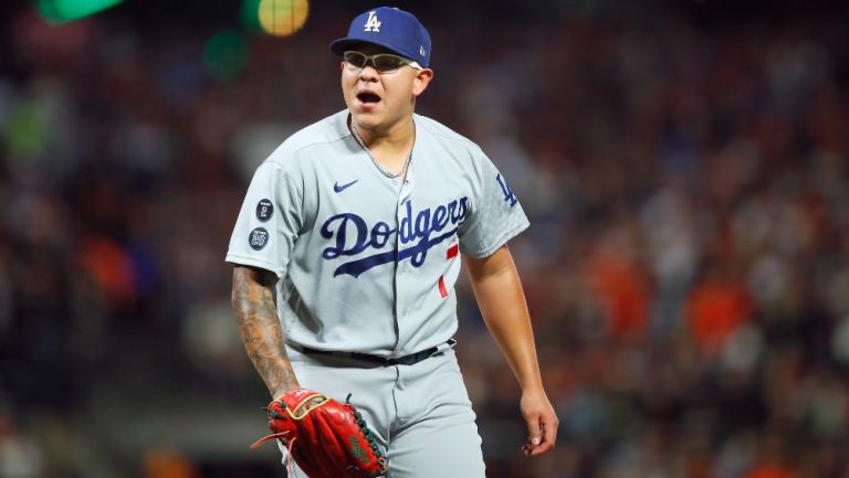 Julio Urías en acción ante San Francisco