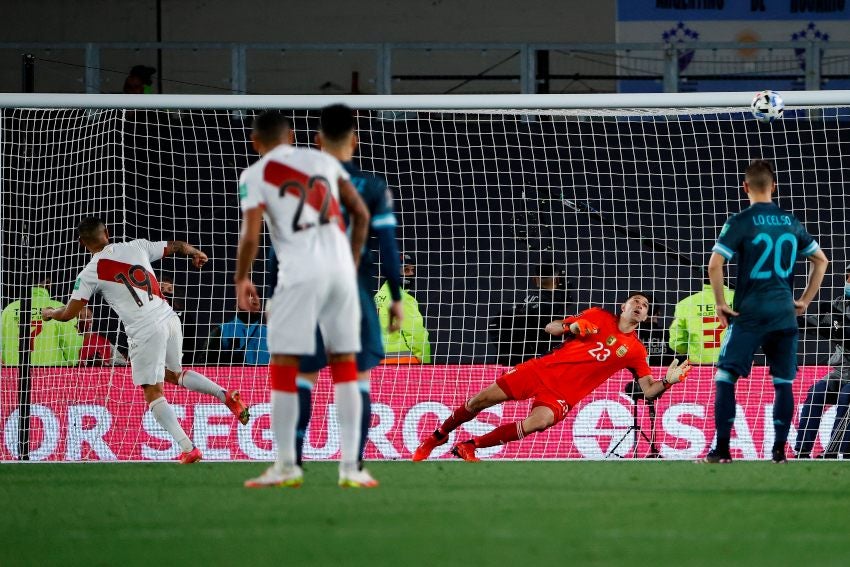 Momento en el que Yotún falló el penalti ante Argentina