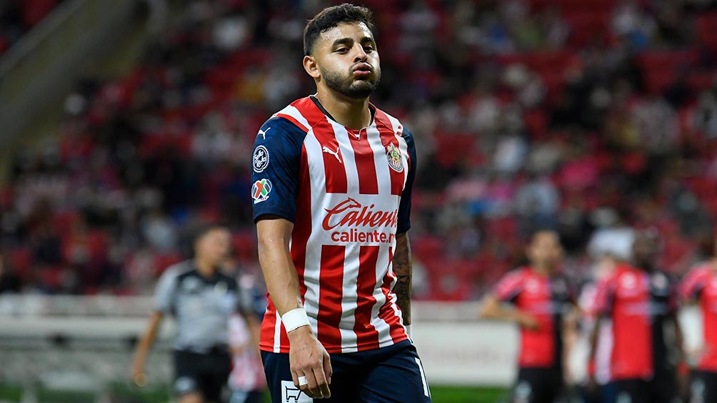 Chivas: Alexis Vega se someterá a estudios para conocer gravedad de su lesión