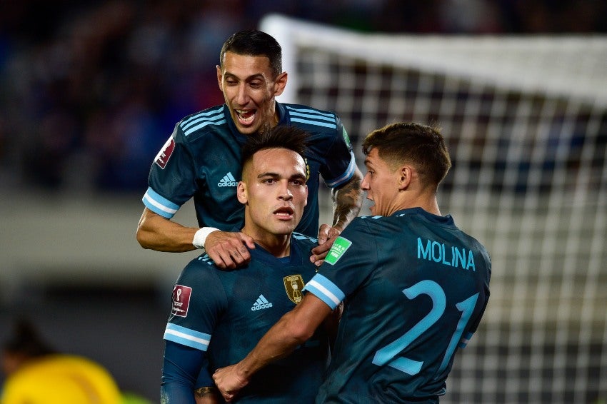 Jugadores de Argentina festejando el gol del triunfo ante Perú