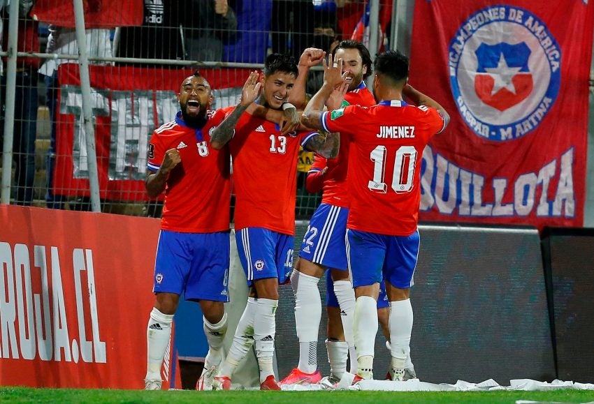 Jugadores de Chile celebrando un gol a favor