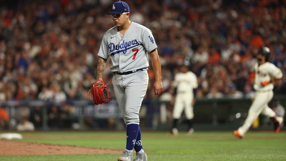 Julio Urías reacciona con los Dodgers