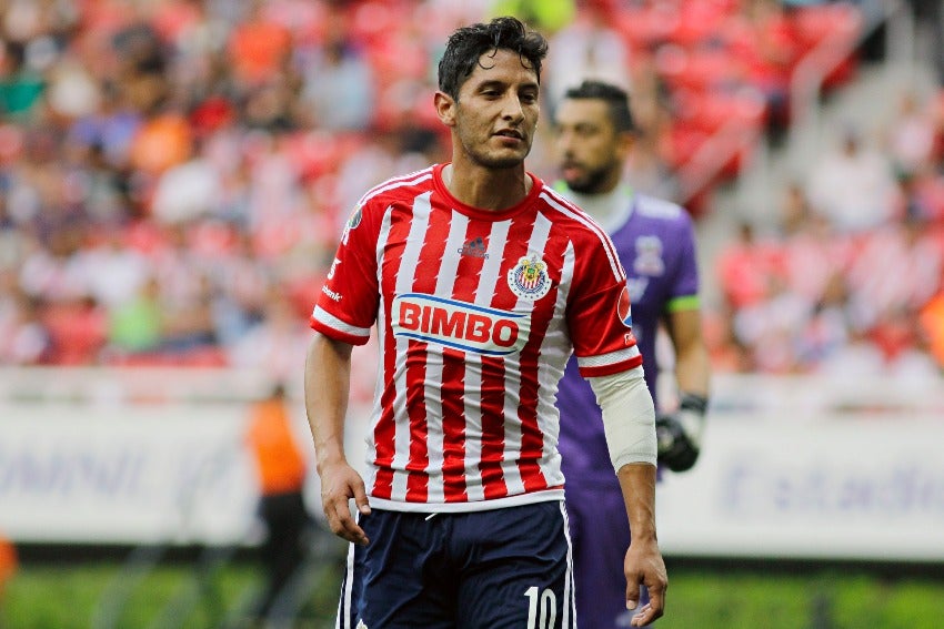 Ángel Reyna en un partido de las Chivas