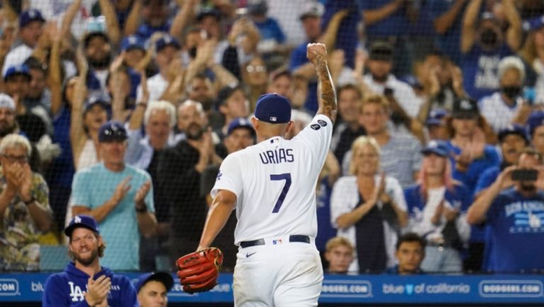 Julio Urías, tras salir del juego ante Milwaukee