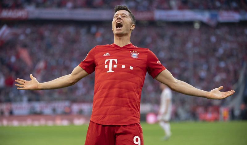 Robert Lewandowski durante un duelo con el Bayern Munich 