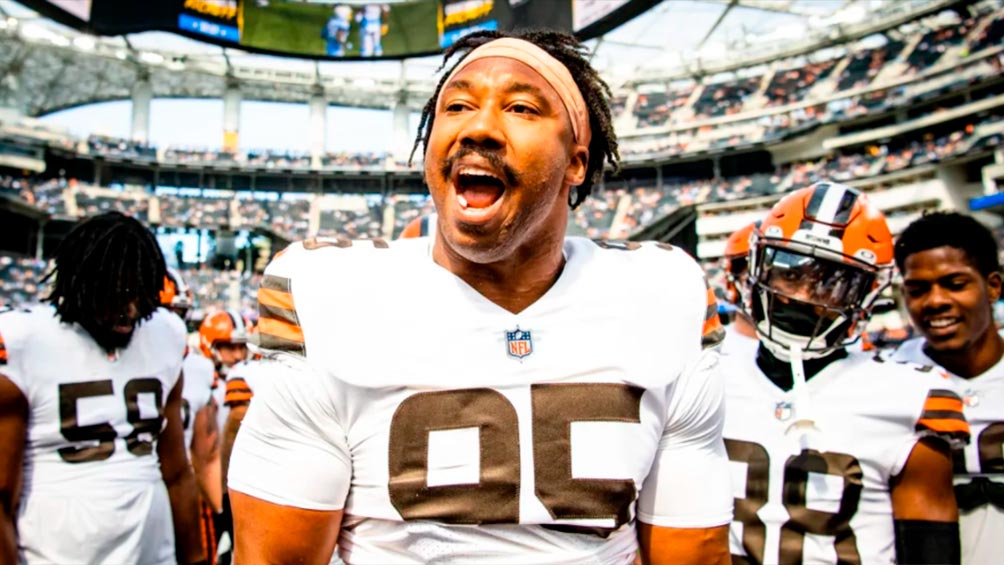 Myles Garrett decoró su casa con lápidas de quarterbacks de la NFL