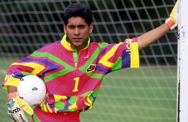 Jorge Campos posa junto al arco 