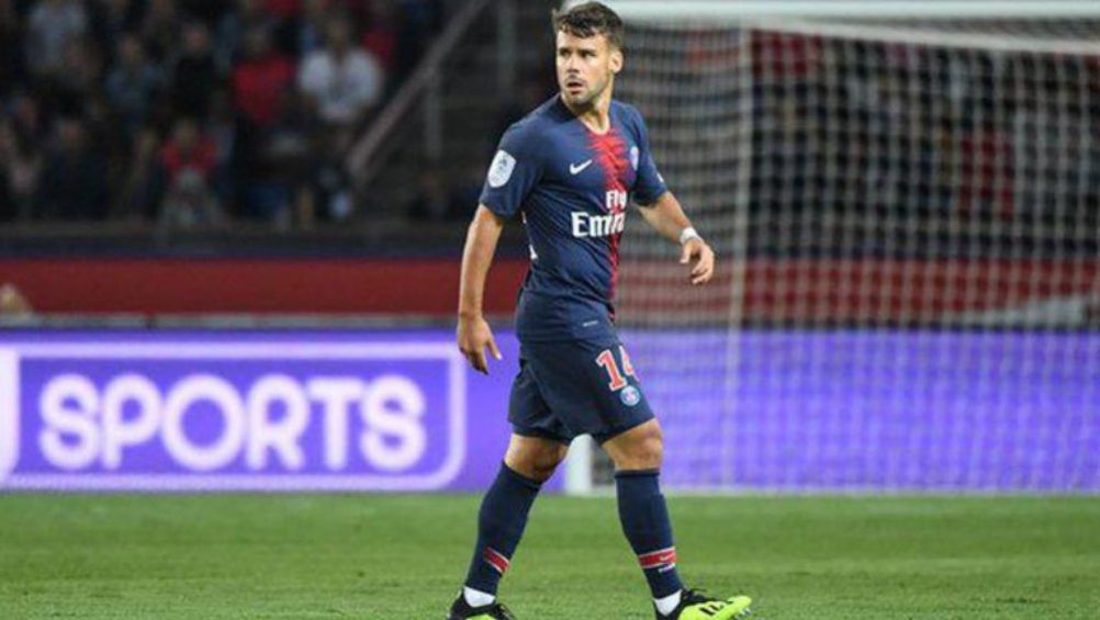 Juan Bernat en acción con el PSG