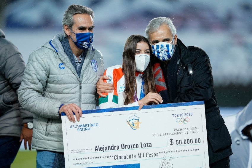 Alejandra Orozco recibiendo un apoyo de Grupo Pachuca