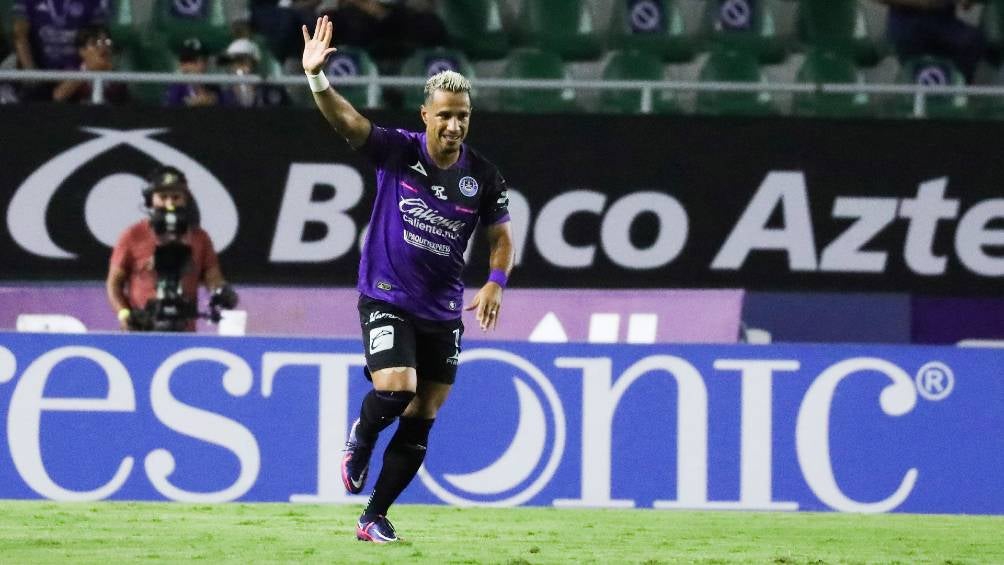 Camilo Sanvezzo festejando un gol