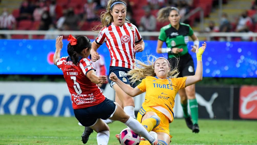 Las jugadoras de Tigres y Chivas disputando el balón