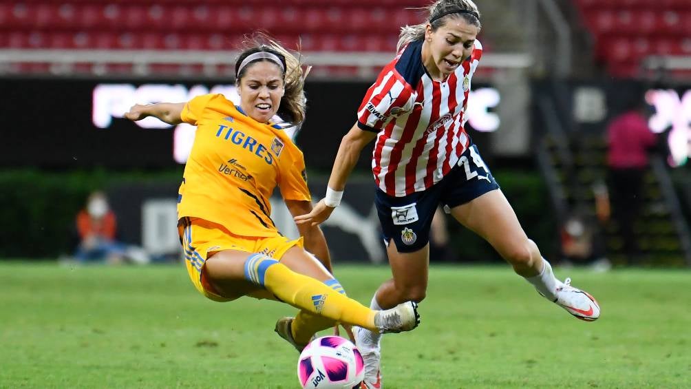 Las jugadoras de Tigres y Chivas disputando el balón