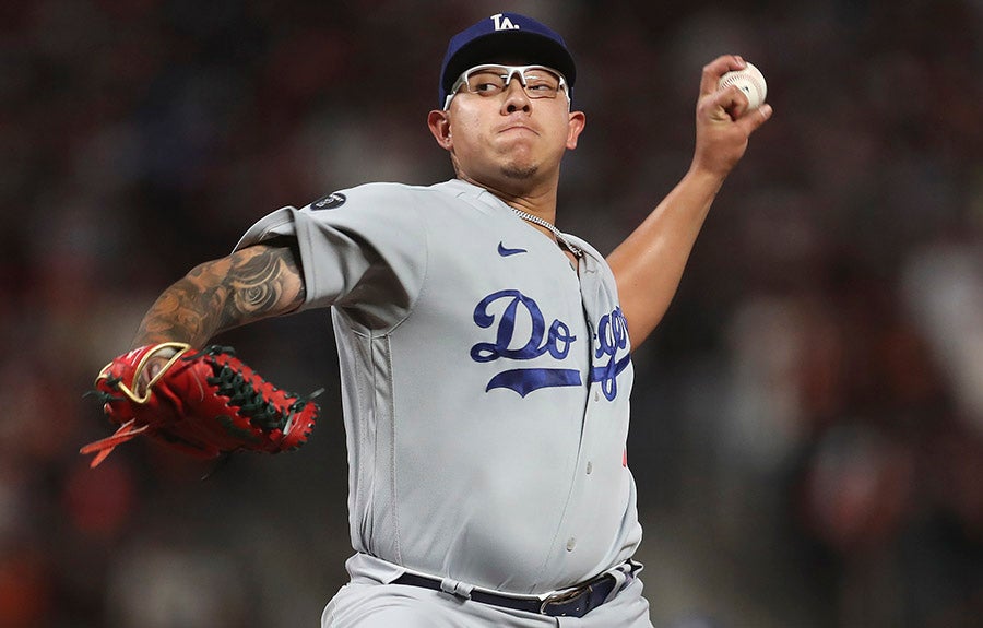 Julio Urías lanzando para los Dodgers