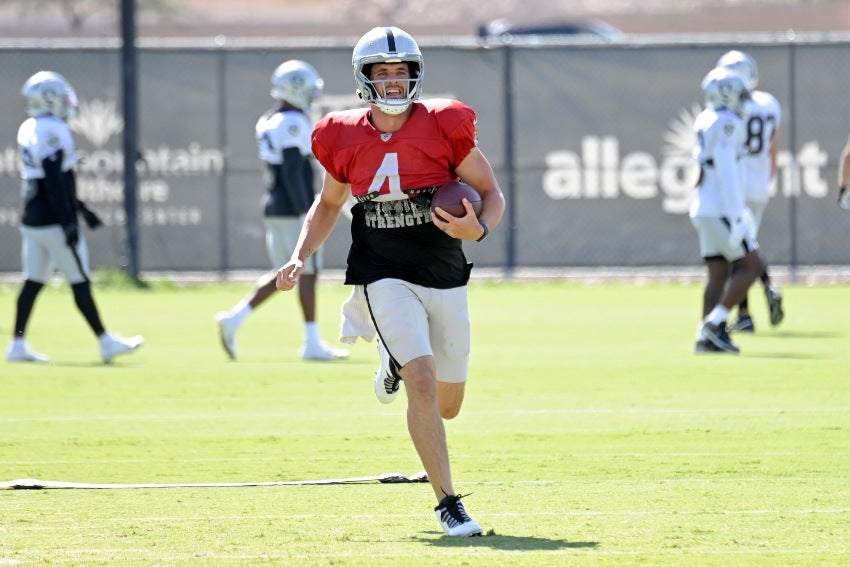 Derek Carr en un entrenamiento de los Raiders