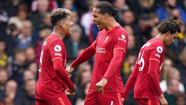 Roberto Firmino y Van Dijk festejando un gol a favor del Liverpool 