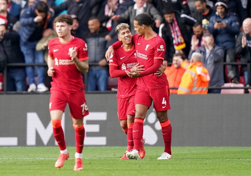 Roberto Firmino y Van Dijk festejando un gol a favor del Liverpool