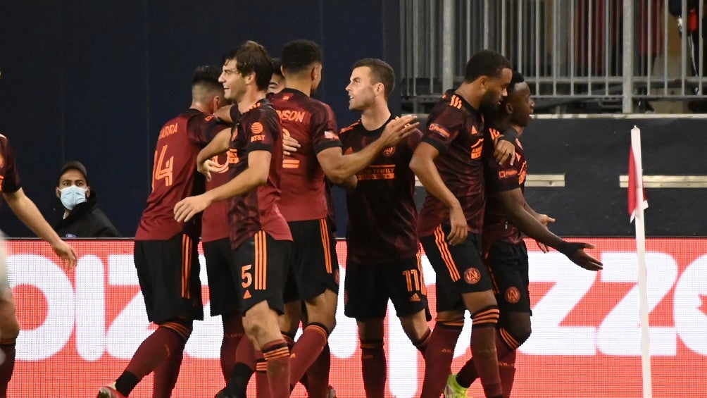 Jugadores del Atlanta United festejan gol