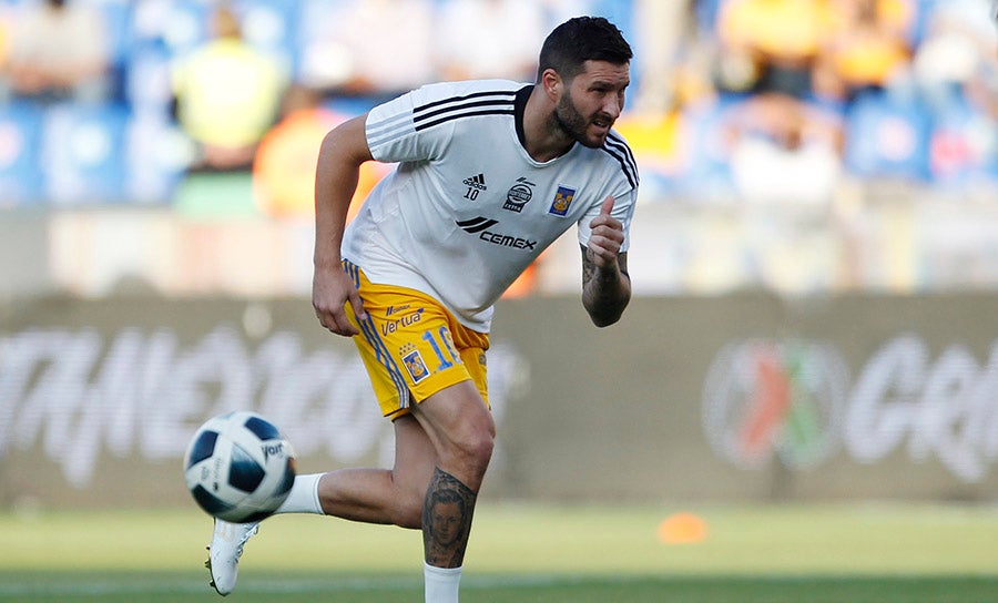 Gignac en calentamiento con los de la UANL