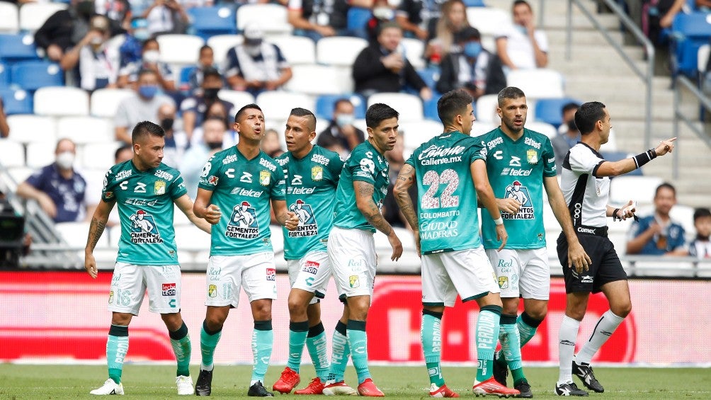 Jugadores de León celebran gol vs Rayados