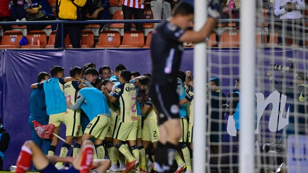 Jugadores del América celebrando agónico gol de Roger