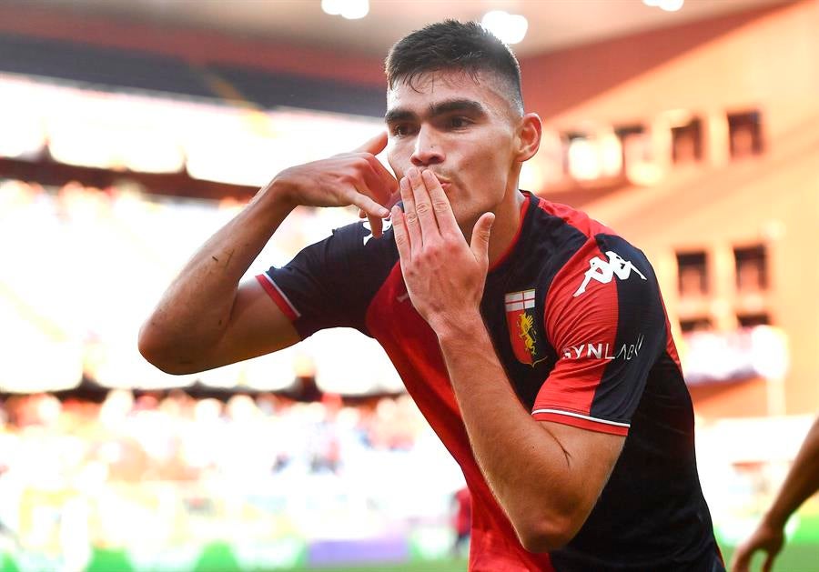 Johan Vásquez celebrando su primer gol con el Genoa