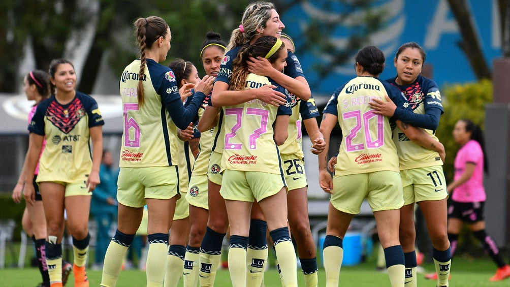 Jugadoras azulcremas, en festejo de gol