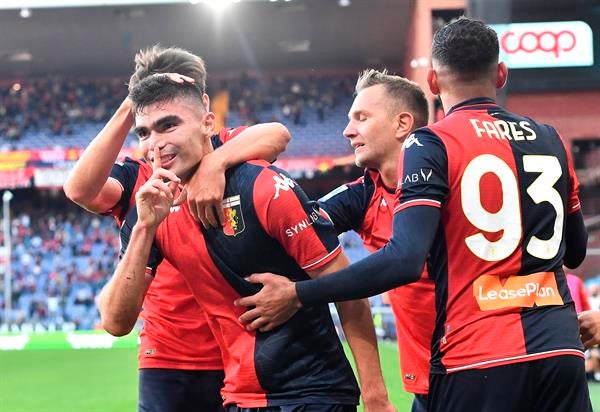 Johan Vásquez anota para el Genoa frente al Sassoulo en la Serie A