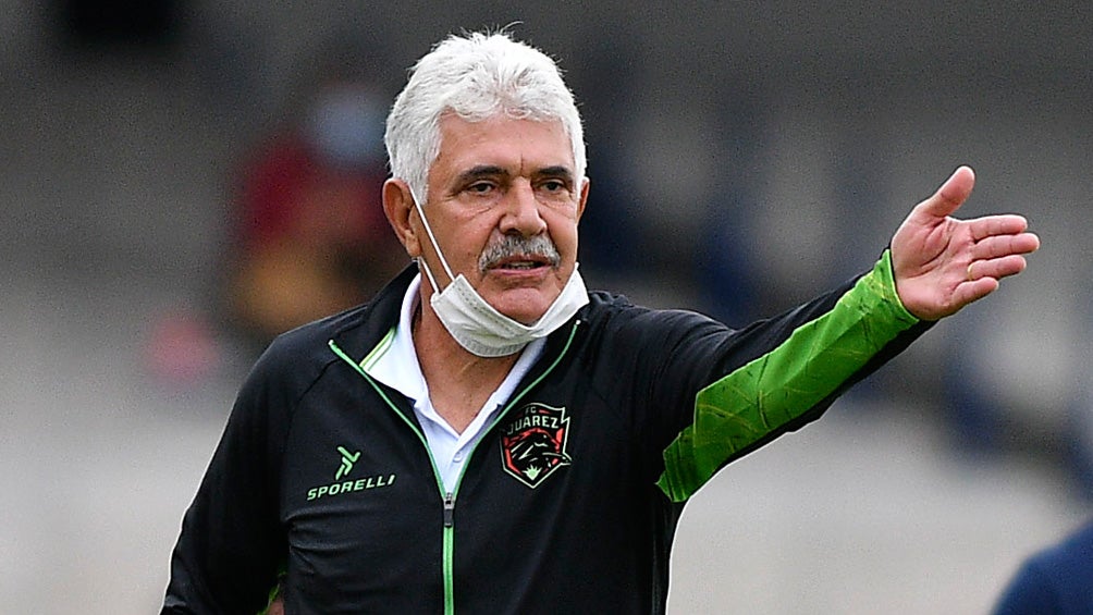 Ricardo Ferretti dirige a sus pupilos