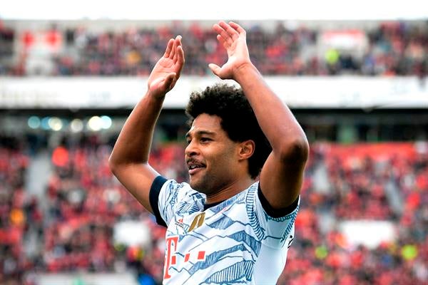 Serge Gnabry celebra durante el Bayern vs Leverkusen