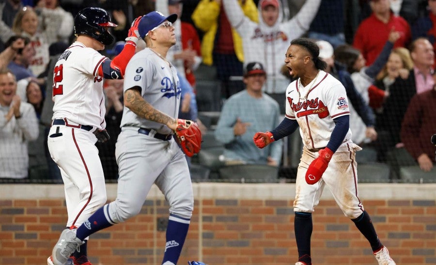 Julio Urías al recibir la carrera de Ozzie Albies